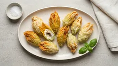 Fiori di zucca ripieni in pastella: croccanti e leggeri con acqua frizzante ghiacciata